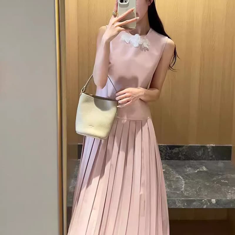 大人ワンピース ロング 花飾りプリーツノースリーブロングワンピース