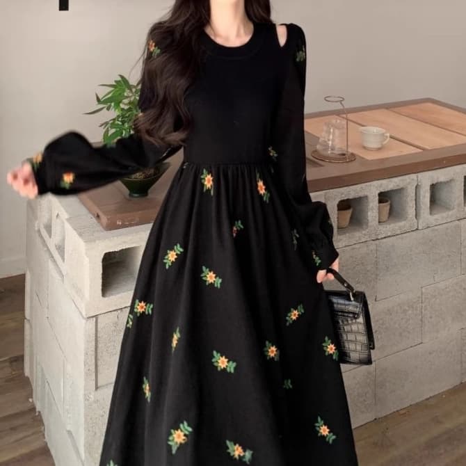 大人ワンピース ロング 小花刺繍入りワンピース